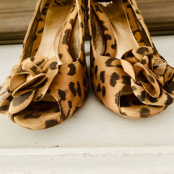 Sofft Size 9.5 M High Heel Pump Suede Leather Printed Leopard Peep Toe Rosette - Picture 11 of 15